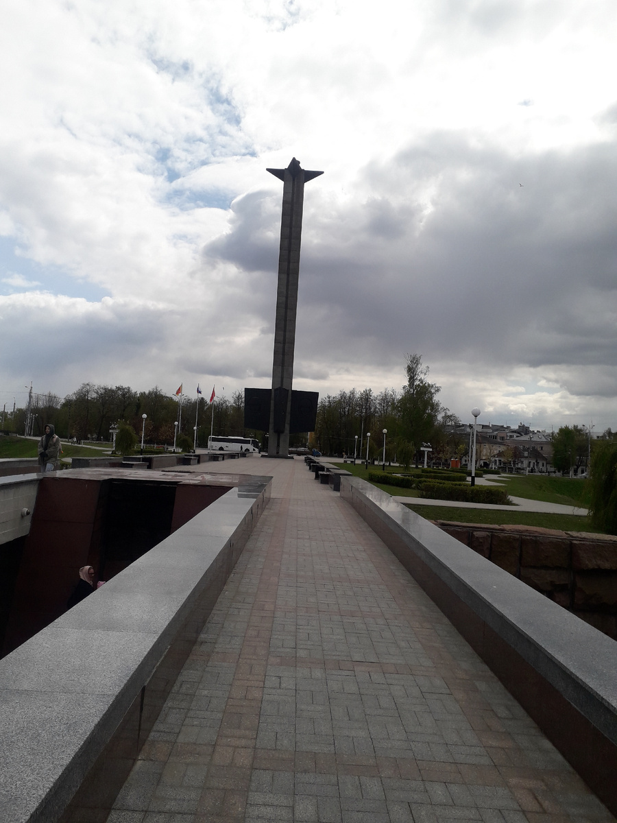 Находится на площади Победы при впадении реки Тьмаки в реку Волгу