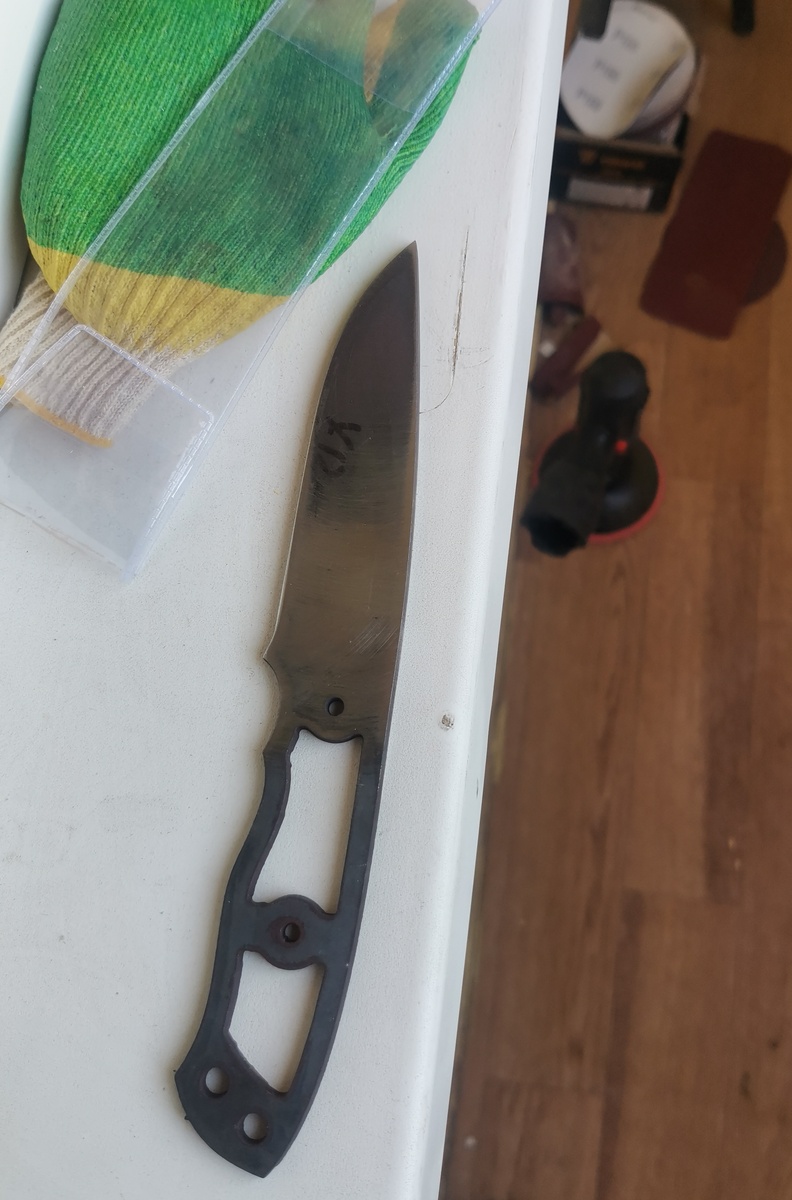 Дальше начался очень интересный опыт в новых работах. Работы делались реально на коленке - у меня нет дома станков для работы с деревом, железом, потому приходилось обходиться подручными средствами. Для шлифовки использовалась разнозернистая наждачка, от 60 до 240. Тиски, которые крепились на подоконнике жаркого апреля и мая, на балконе Волгоградской области) Потом, кстати, подоконник отъехал там, где были закреплены тиски) Ну потому что он не был предназначен для таких работ)) Все работы проходили на жуткой жаре и духоте. Что конкретно осложняло по состояниям и самочувстивям работу. Нож затачивался с разных сторон в течении нескольких дней, пока в пути были остальные части или инструменты для работы.