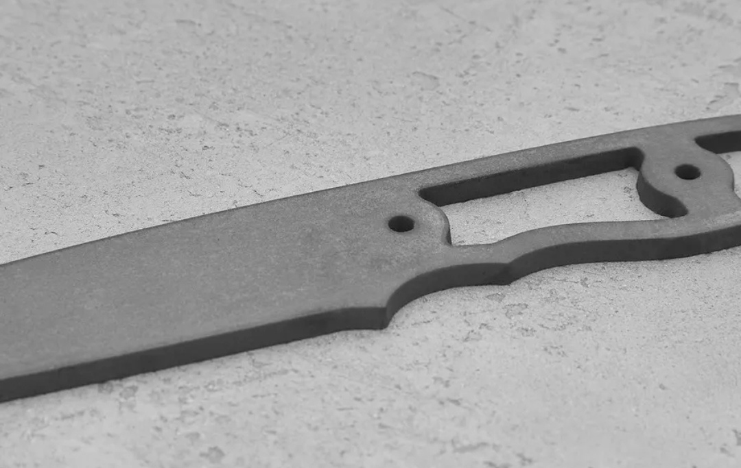 В данной статье не буду расписывать многие вещи, покажу лишь фото-процесс изготовления колдовского (ведьминского) ножа Атама. Нож был нужен для своих личных работ. 
Процесс изготовления со всеми сложностями занял месяц.
Я не специалист по изготовлению ножей, все делалалось интуитивно и с использованием различных интернет-ресурсов. Скажу сразу, в изготовлении ножа люди не помогали, именно в самой заточке, изготовлении (кроме организационных процессов забрать, принести, отвезти, выручить инструментом - за это благодарна паре причастных лиц). 
Цель была сделать именно самой, без привлечения дополнительных сил и ресурсов, и посмотреть, насколько девушка может в домашних условиях справиться с нуля с первой такой работой. 
По мне, для первого раза, получилось отлично. Как вам, смотрите и читайте сами). Приятного просмотра)

Первые 2 фото(можно листать в бок) - это заготовка для ножа у продавца, фото взято с магазина. На фото видно изначальный вид, толщину заготовки. 