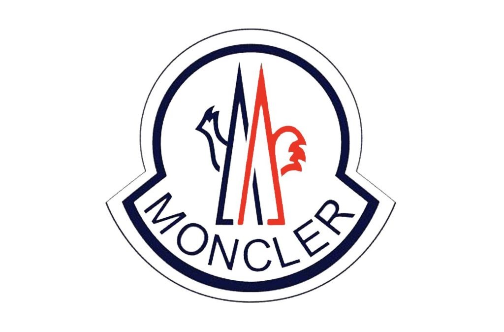 Логотип Moncler. Культовая эмблема представляет собой стилизованную букву «М» — абстрактное изображение петуха, который является национальным символом Франции. Бренд начал использовать его в 1960-х годах, после того, как стал официальным поставщиком национальной олимпийской лыжной команды. 