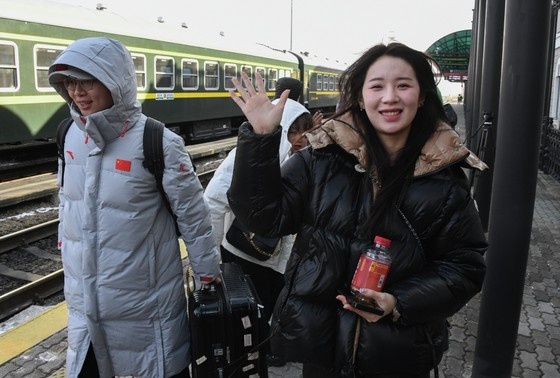    Пассажиры международного поезда Гродеково — Суйфэньхэ