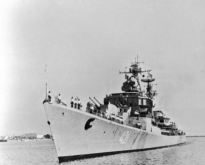 Советский эсминец «Блестящий» у входа в порт Массауа (фото: Б. Васильев/Фотохроника ТАСС)