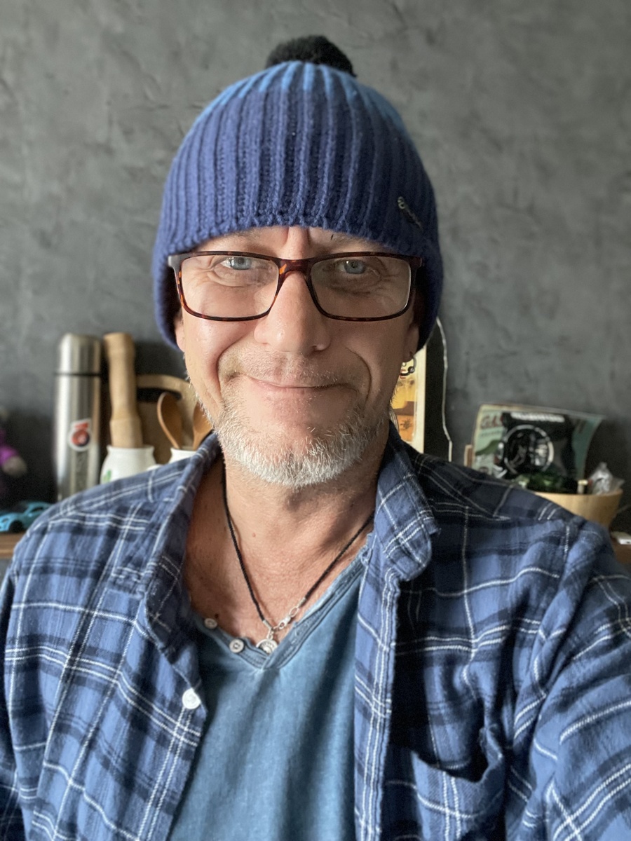 На фото  Леонид, учитель географии в детском саду (Энергетик) 