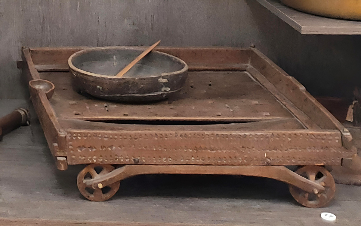 Столик можно было взять с собой в долгую дорогу