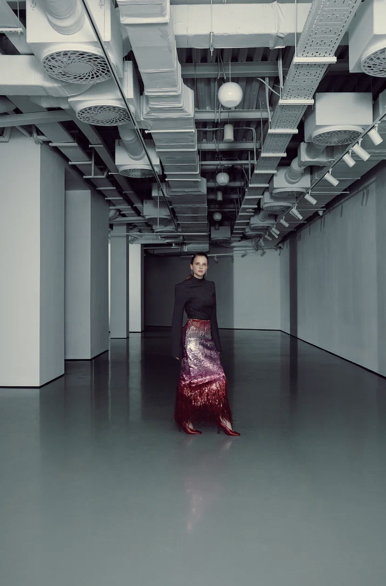     Боди, Sportmax; юбка, туфли, все — Valentino (ЦУМ); серьги Classic, золото, бриллианты, Mercury; галерея современного искусства Sistema Gallery