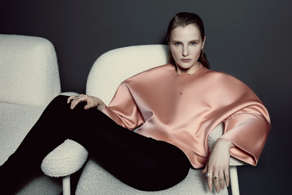     Топ, Philosophy di Lorenzo Serafini (ЦУМ); легинсы, Nensi Dojaka (ЦУМ); серьги, кулон, кольцо, все — Bonbons, Mercury