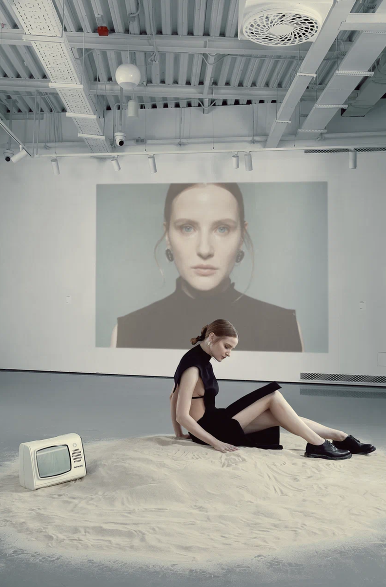     Платье, Sportmax; ботинки, Geox; серьги Lucky Move, кольцо Move Noa, кольцо Move Romane, все — золото, бриллианты, Messika