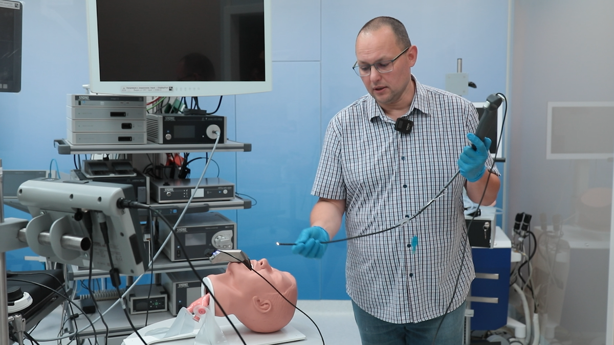 Анестезиолог-реаниматолог Вадим Сергеевич Соловьёв держит одноразовый гибкий интубационный видеоэндоскоп FIVE S 5.3. Кадр со съёмок в Учебном центре KARL STORZ