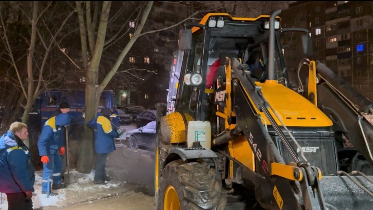    В Курске специалисты проводят срочный ремонт квартальной теплосети на улице Воробьева