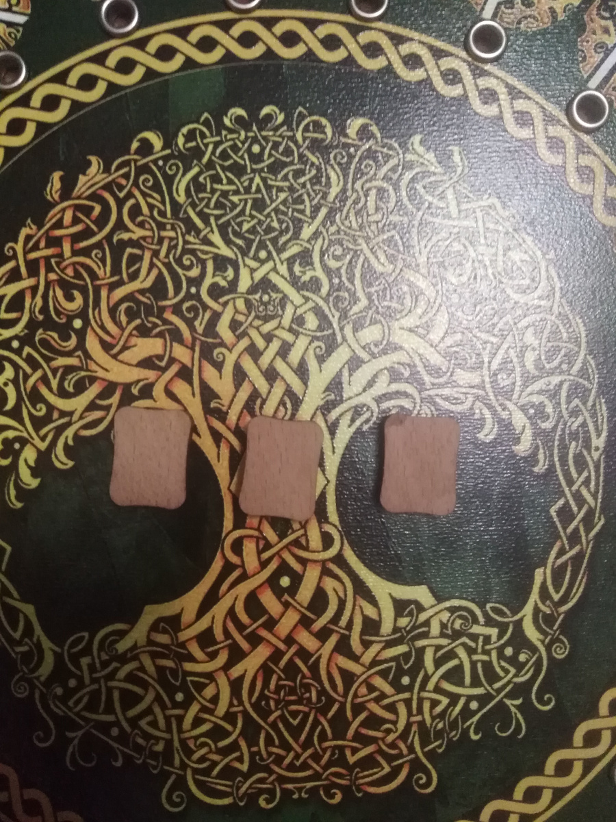 Фото 1. Выберите одну из трех рун. Фото канала Таро Портал. 