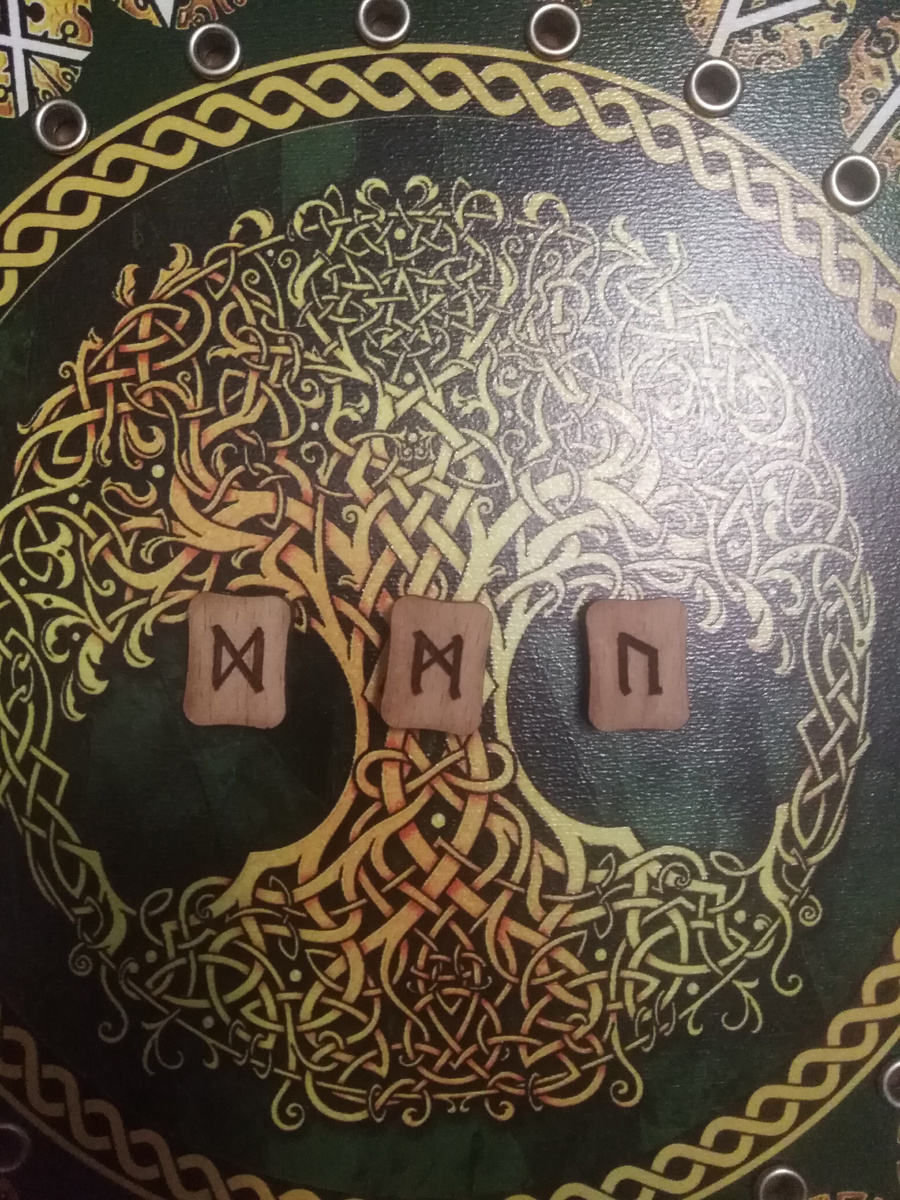 Фото 2. Найдите загаданную вами руну ( слева направо) 