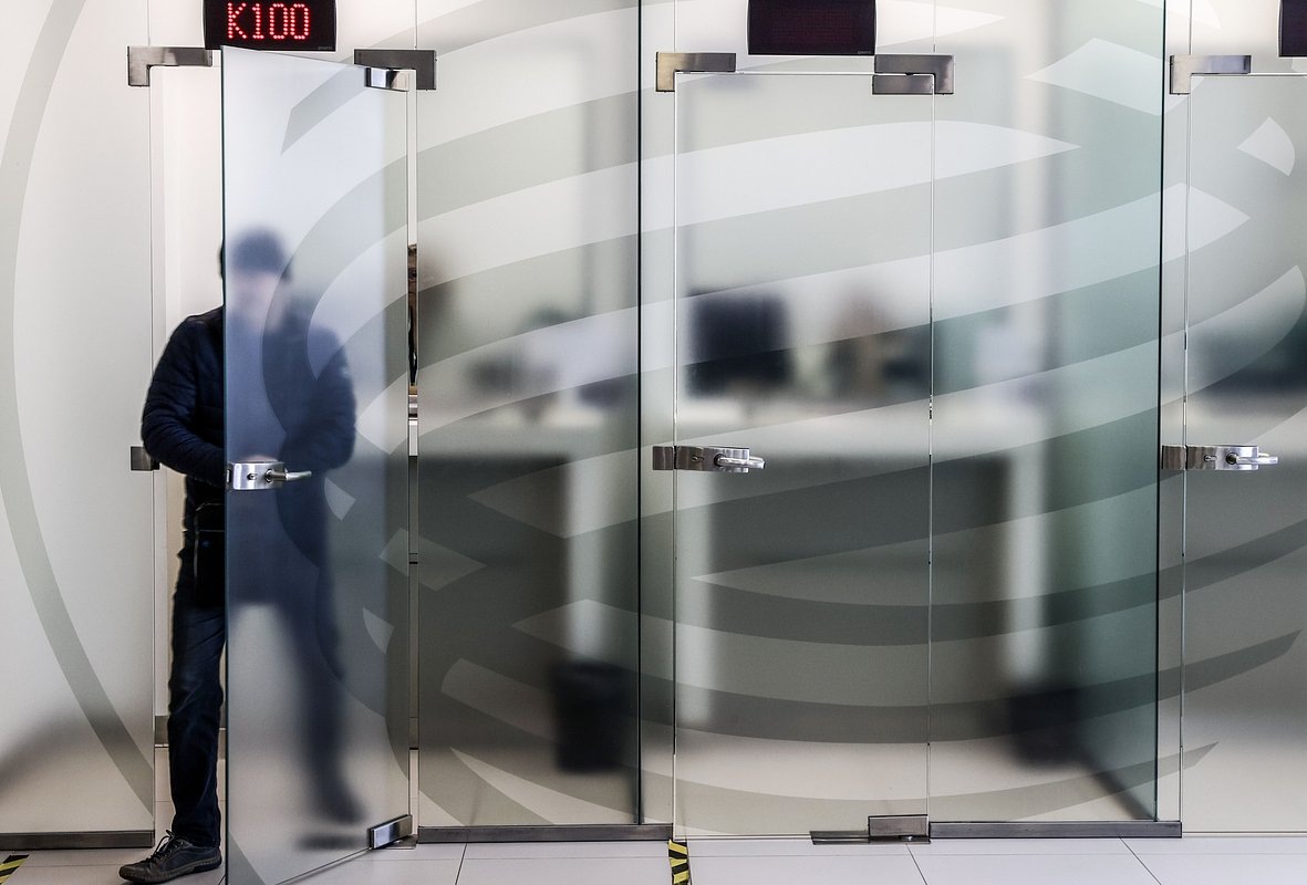 В отделениях российских банков нередко можно встретить людей, пытающихся снять со счетов все свои сбережения, — они могут быть жертвами мошенниковФото: Александр Щербак / ТАСС