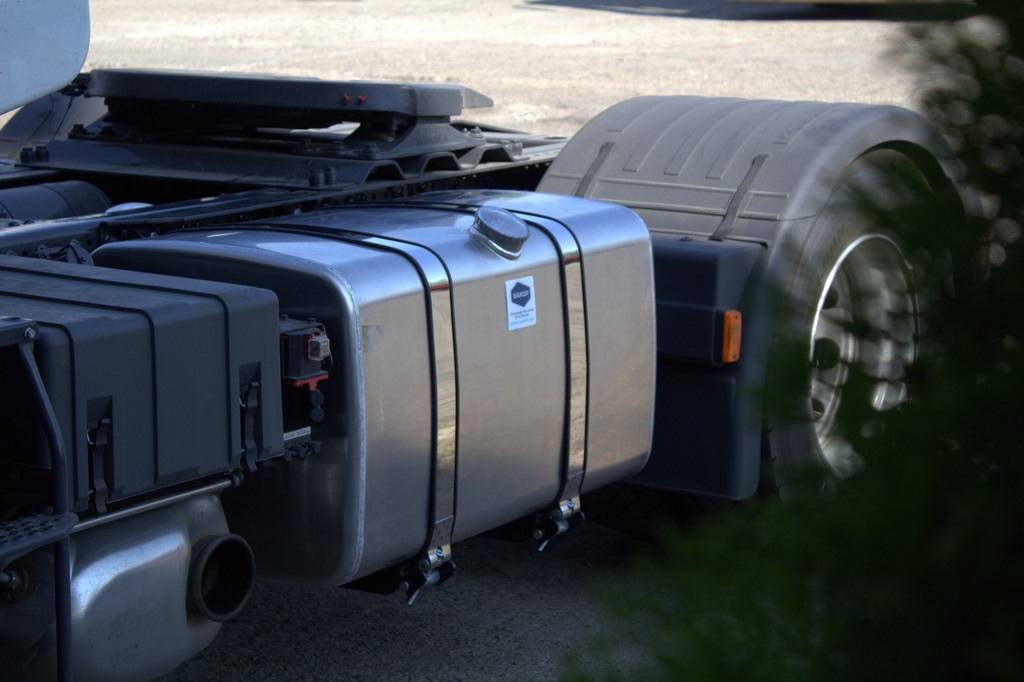 Бак БАКОР на 400 литров: легко устанавливается на штатное место грузовика