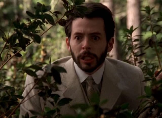 Вильям Лайтбоди смотрит на то, как его жене делают массаж....