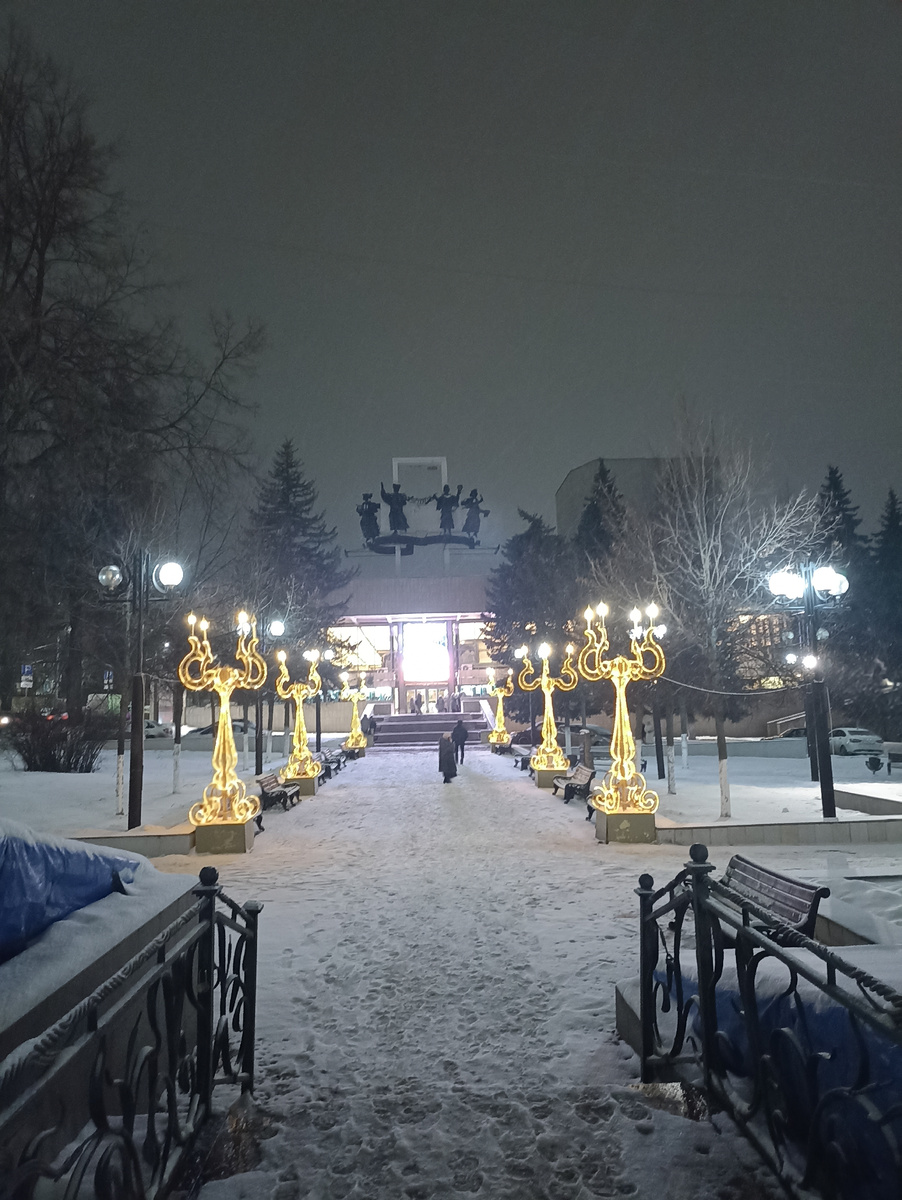 Дорожка к драмтеатру красива и зимой, и летом. Летом тут фонтаны