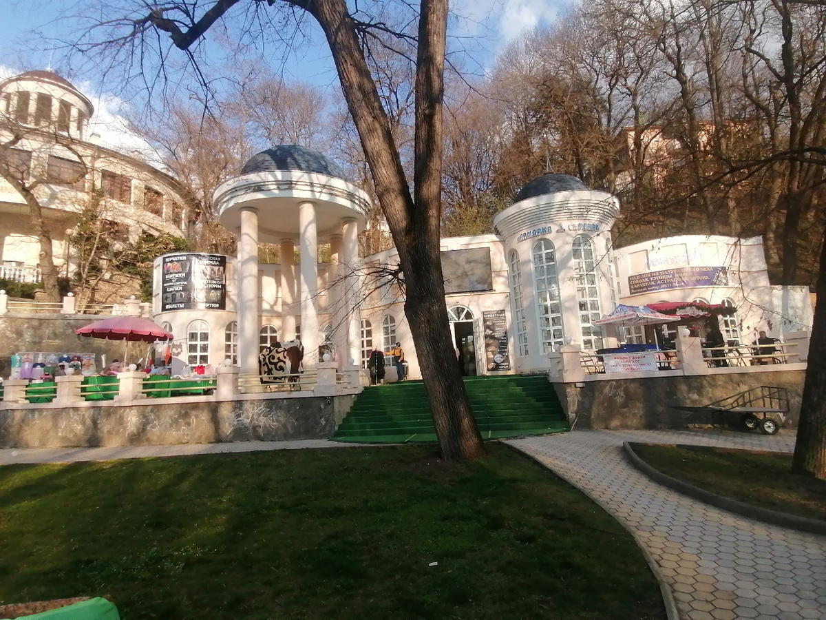 Торговые павильоны в Нижнем парке. 7 апреля 2024 года.