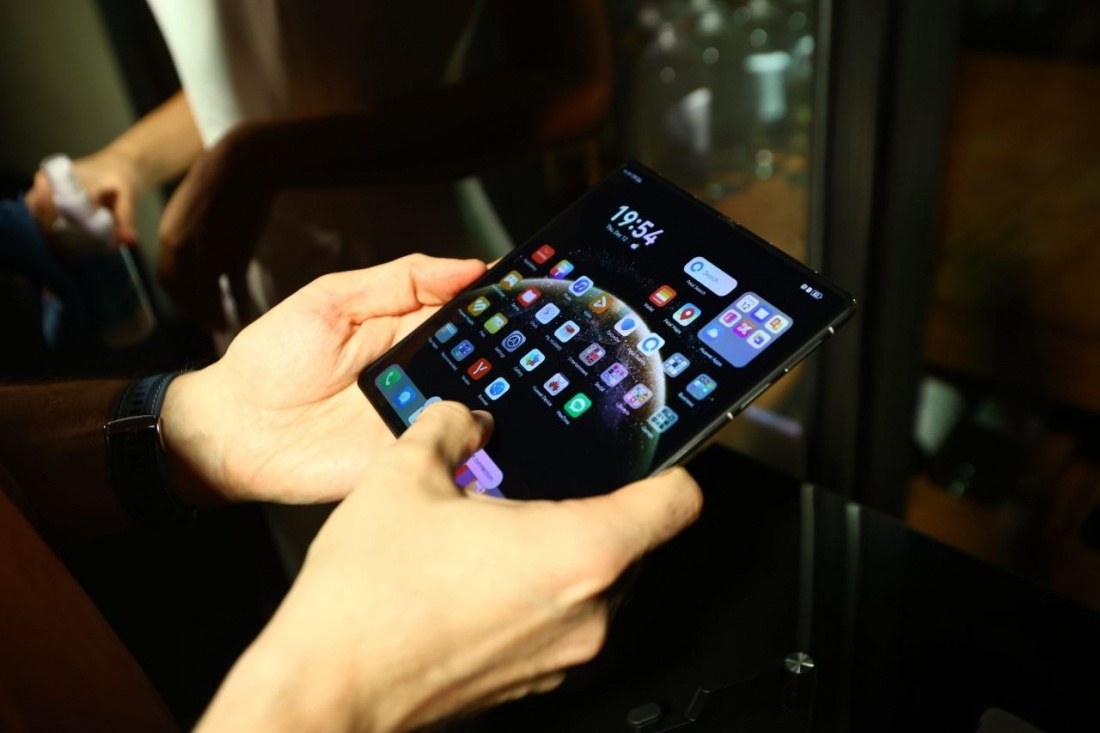 В разложенном виде экран смартфона становится 7,93-дюймовым