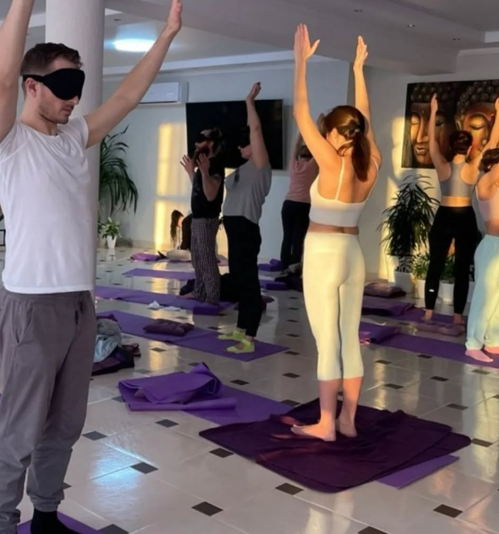 Освободитесь от эмоциональных цепей: трансформирующая сила темного ретрита