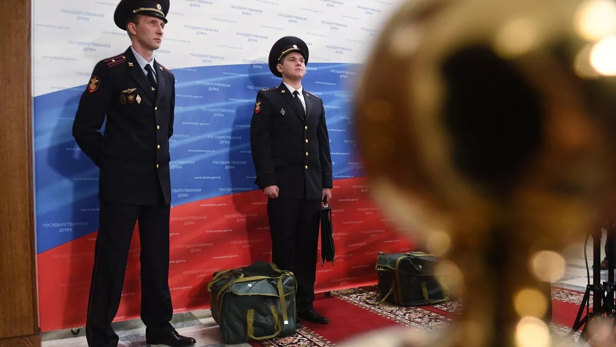 Офицеры Государственной фельдъегерской службы РФ в здании Государственной Думы с проектом федерального бюджета