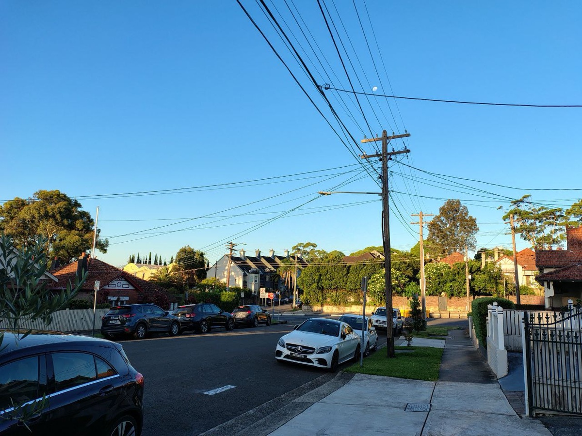 Даже в 7 вечера видно, что небо безоблачное и жарко.