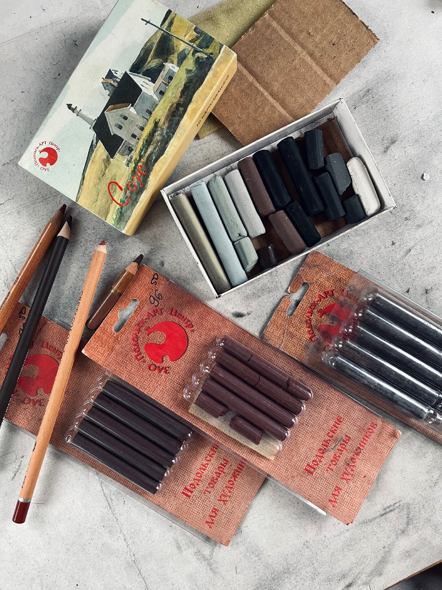 Серия, сангина и соус в блистерах. Ассорти соус в коробке.