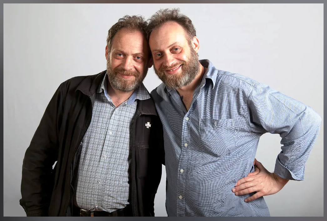 Я долго думал о  размещении вот этой фотографии, которую позаимствовал в социальных сетях, когда статья уже была опубликована. Раз фото есть там, где его видели сто тысяч человек, значит, оно может быть у меня, следовательно, у моих читателей. Дмитрий и Сергей. Или... Сергей и Дмитрий. Я различаю кто где, а читатель пусть предполагает!) Мне бы не хотелось, чтобы уважаемые братья на меня обижались из-за моей "смелости" - я никого не ставил в известность. История во всех смыслах позитивная и ни слова там не придумано! А братья из той категории людей, на которых мир держится!