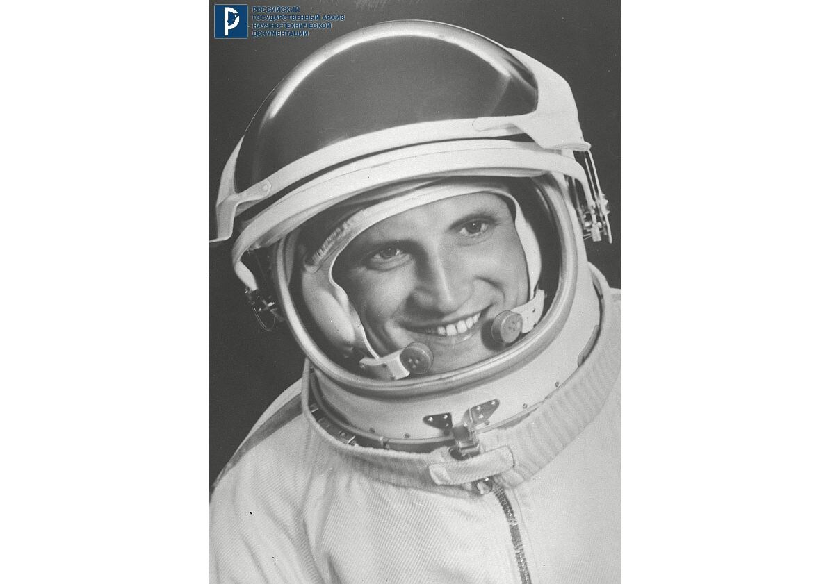 Космонавт Б.В. Волынов в скафандре. [1976 г.]. РГАНТД. Арх. № 1-5764