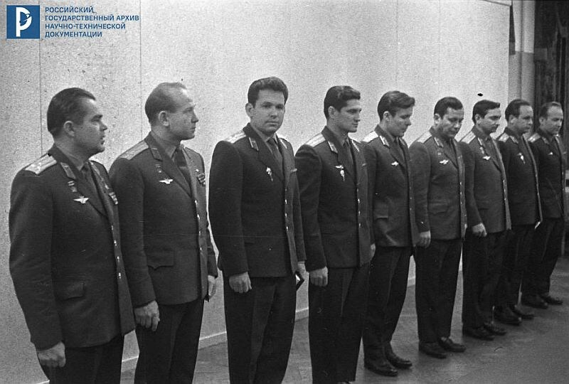 Космонавты первого отряда А.Г. Николаев, А.А. Леонов, Г.С. Шонин, Б.В. Волынов, Е.В. Хрунов, П.Р. Попович, В.Ф. Быковский, В.В. Горбатко, Д.А. Заикин. 1965 г. РГАНТД. Арх. № 0-4807.