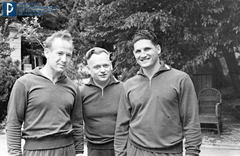 Космонавты А.А. Леонов, Б.В. Волынов, начальник парашютно-десантной службы ЦПК Н.К. Никитин в парке. 1961 г. РГАНТД. Арх. № 0-2191