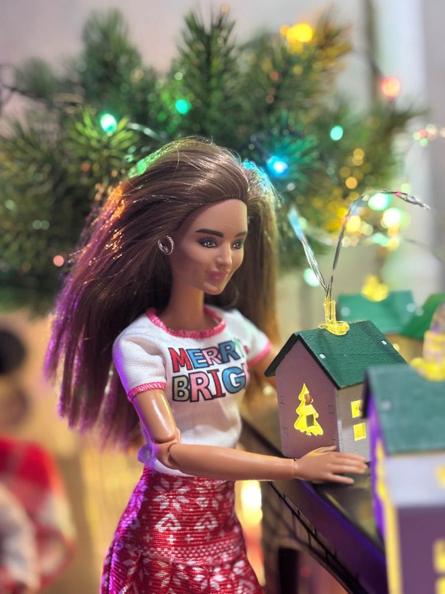 Агата устанавливала домики на камине