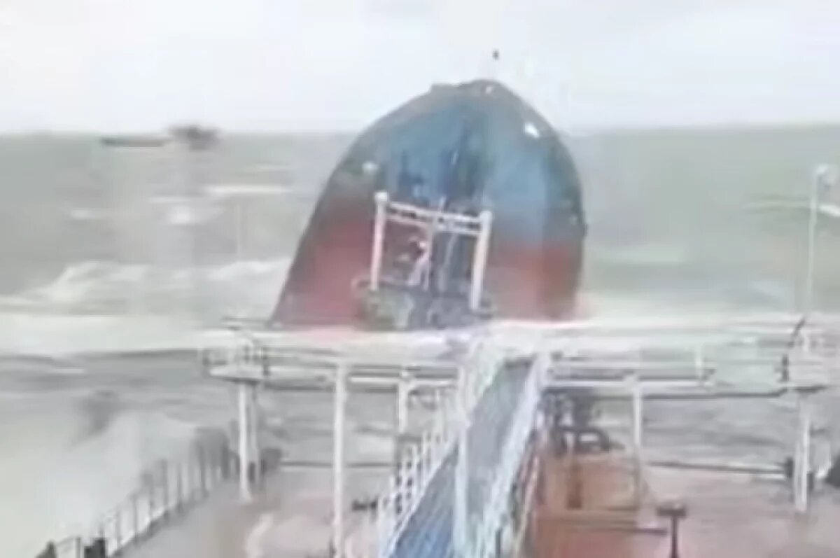    Моряков с потерпевших крушение петербургских танкеров доставили на допрос