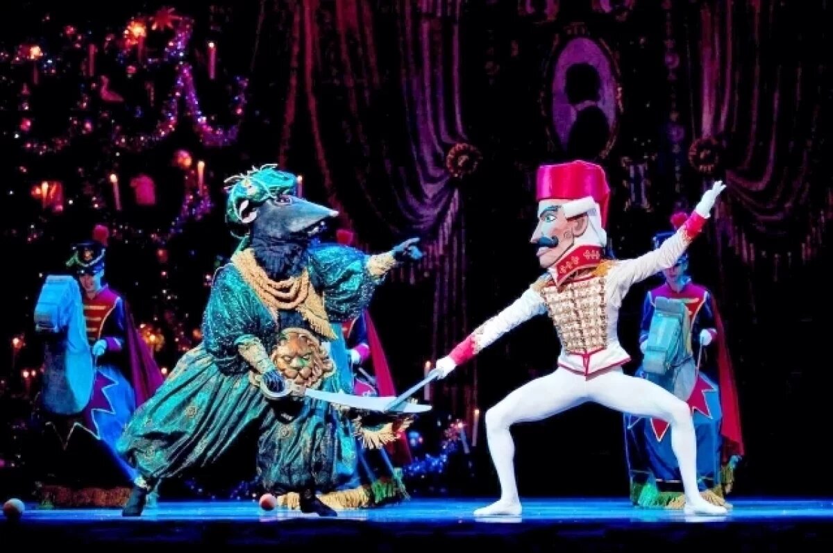    Не надо сражаться за билеты. «Щелкунчик» будет во многих театрах.