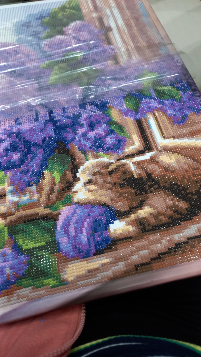 А Вика портит глаза очередной мозаикой) Это будет котик на клубочке с букетом сирени. Повешу в свою кухню к лавандовым шторам в комплект)