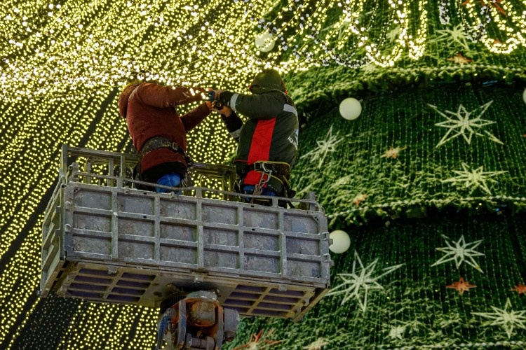    Установка центральной елки у центра семьи «Казан» продолжается.   
Фото: «БИЗНЕС Online»