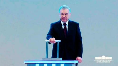 Нажав на символический переключатель, Шавкат Мирзиёев дал старт работе 18 энергетических объектов и строительству 6 новых проектов. Фото пресс-службы президента Узбекистана