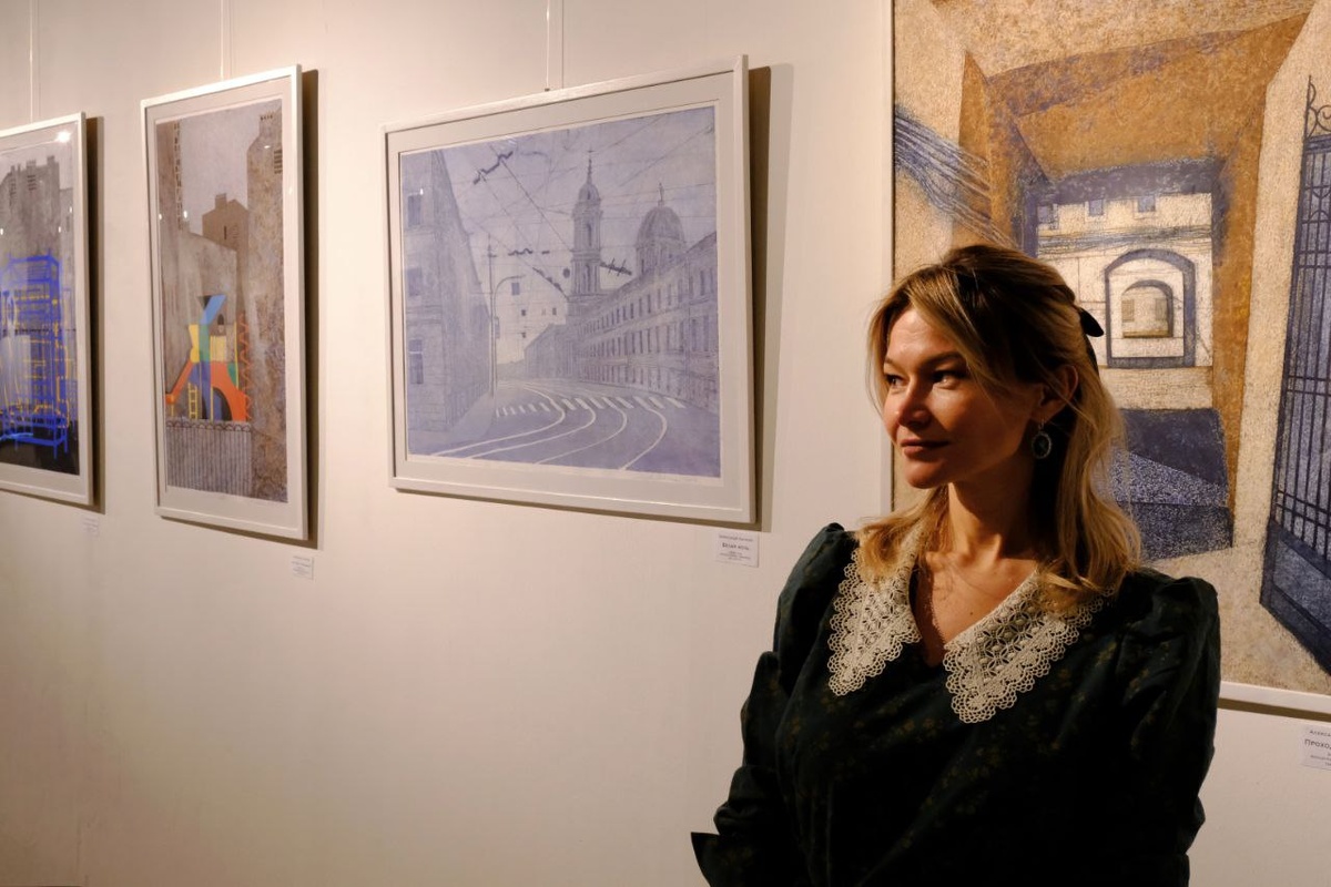 Автор канала на фоне картин