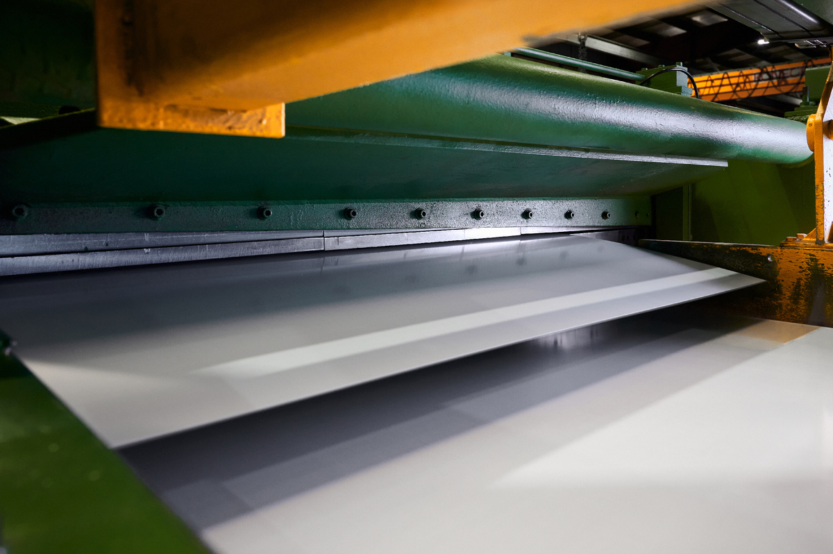 К преимуществам стали с данной маркировкой, можно отнести то, что перфорированный крепеж, выполненный при использовании данной марки способен выдержать большие нагрузки и сохранять заданную форму. 