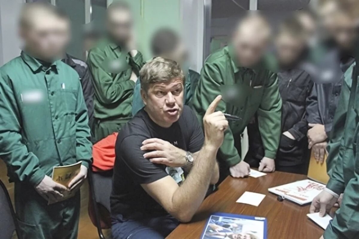    Телеведущий Дмитрий Губерниев навестил подростков в ижевской колонии