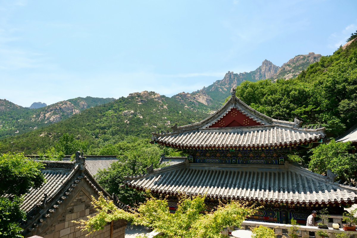 Историческая архитектура и пейзаж вокруг храма