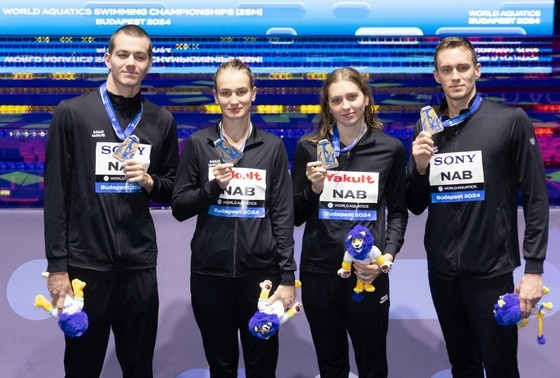    Российские спортсмены, обладатели золотых медалей в смешанной эстафете 4х100 метров: Мирон Лифинцев, Арина Суркова, Дарья Трофимова и Кирилл Пригода (слева направо)