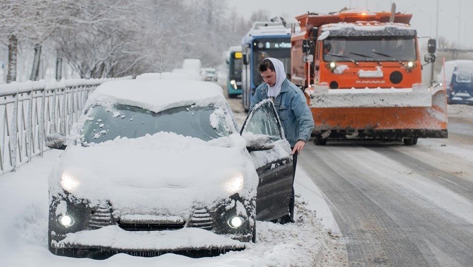    Последствия снегопада в Петербурге. Морская набережная, 15 декабря 2024 Автор фото: Ермохин Сергей