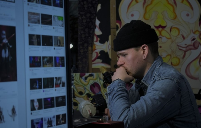 Человек, похожий на блогера, возможно строчит очередной пасквиль на работодателя / Фото: pxhere.com