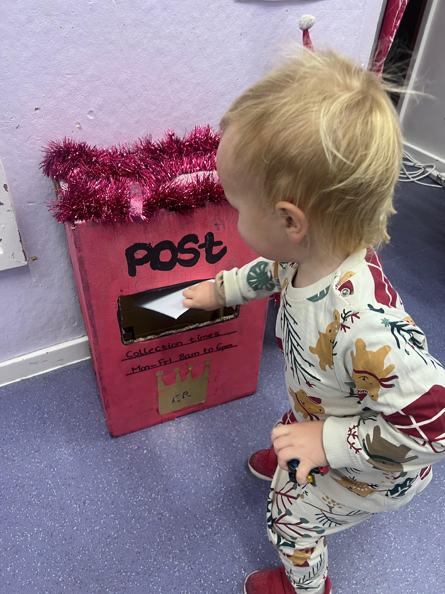 Это наш малыш в садике отправляет открытки 