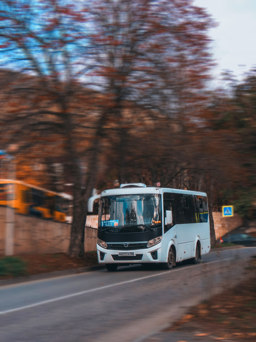 Автобус №1 на улицах города (октябрь 2024 года)