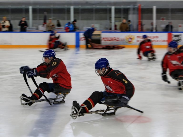    В Оренбурге открылся международный турнир по следж-хоккею на кубок губернатора Антон Пичурин