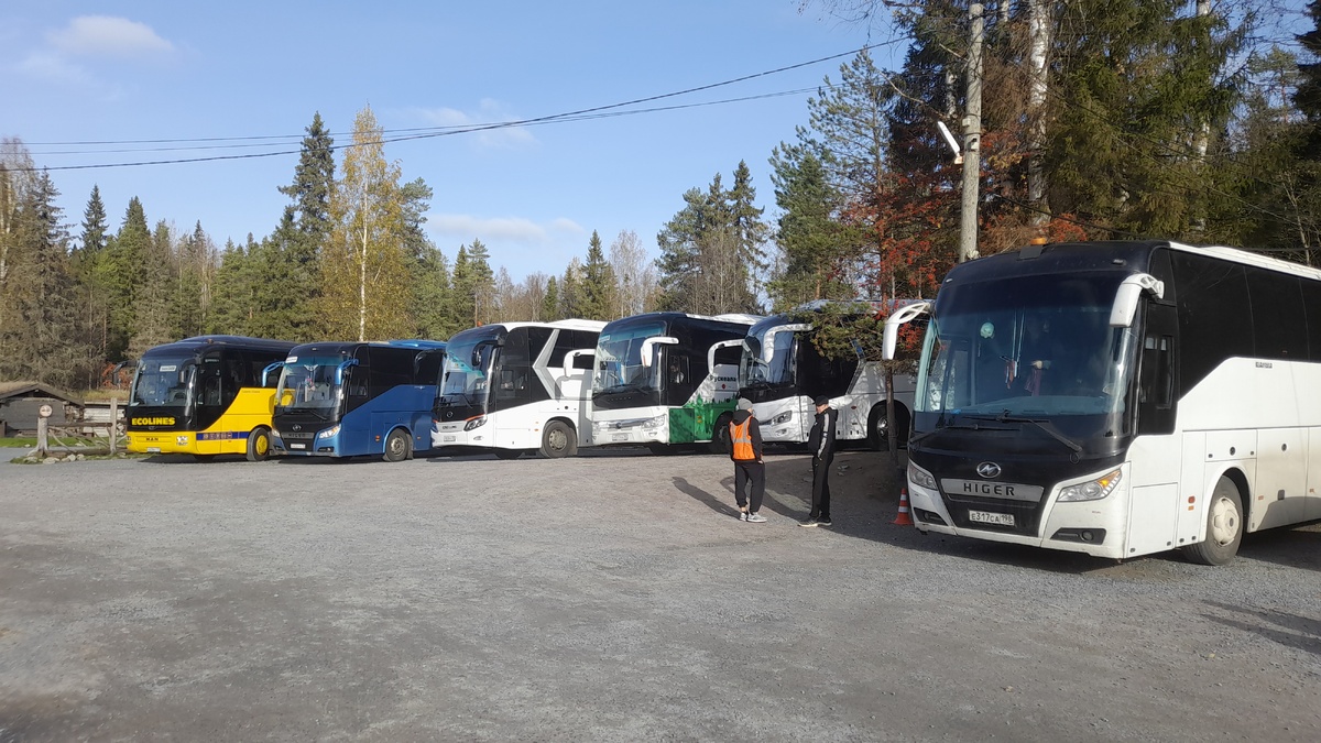    Автобусы на водопадах Ахинкоски. Фото: «Республика»/Максим Смирнов