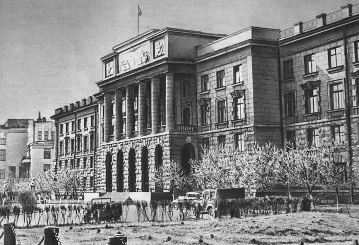 Так этот комплекс выглядел на излёте 1940-х гг. Здание мало с тех пор изменилось, разве что сменился памятник. Взял отсюда: http://1723.ru/photo/sverdlovsk-6.htm