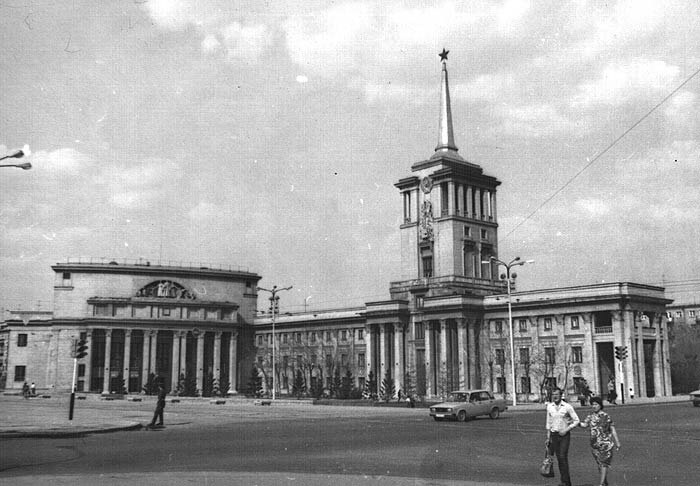 Архивное фото Дома офицеров, без датировок. Взял отсюда: http://1723.ru/photo/sverd-13.htm
