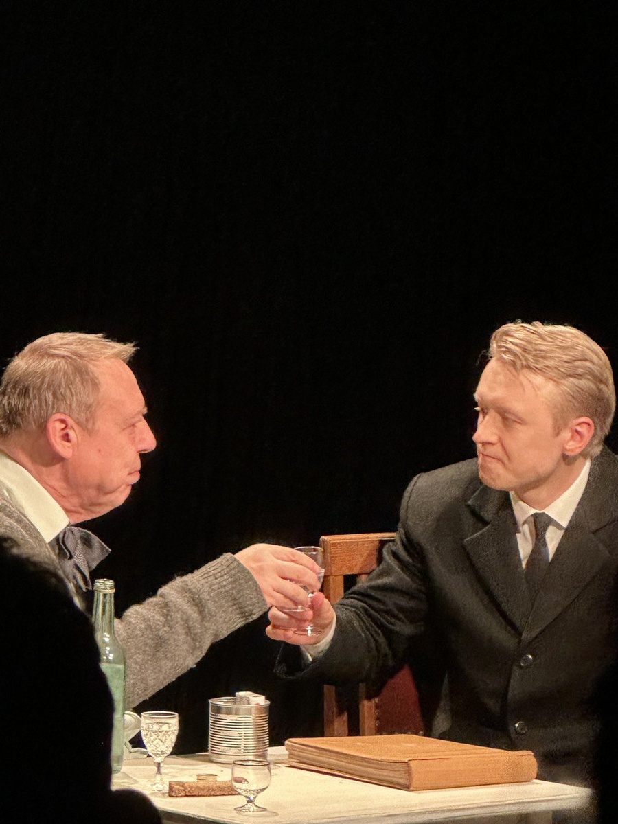 Сарафанов и Бусыгин (Александр Семчев и Кирилл Власов). Спектакль «Старший сын» на Новой сцене театра МХТ. Фото автора. 