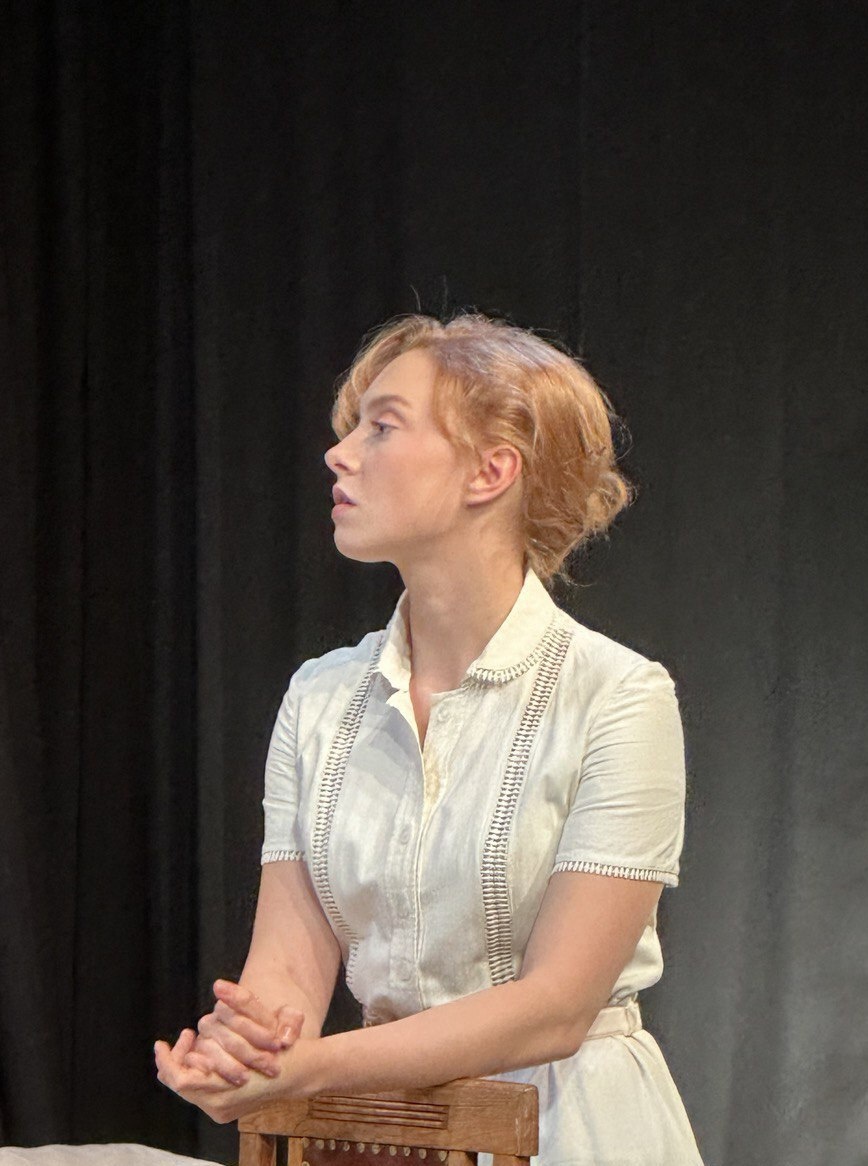 Нина (Анна Затеева). Спектакль «Старший сын» на Новой сцене театра МХТ. Фото автора.